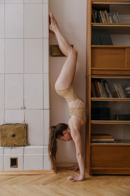 Sportlerin im Handstand bei einem Home-Workout